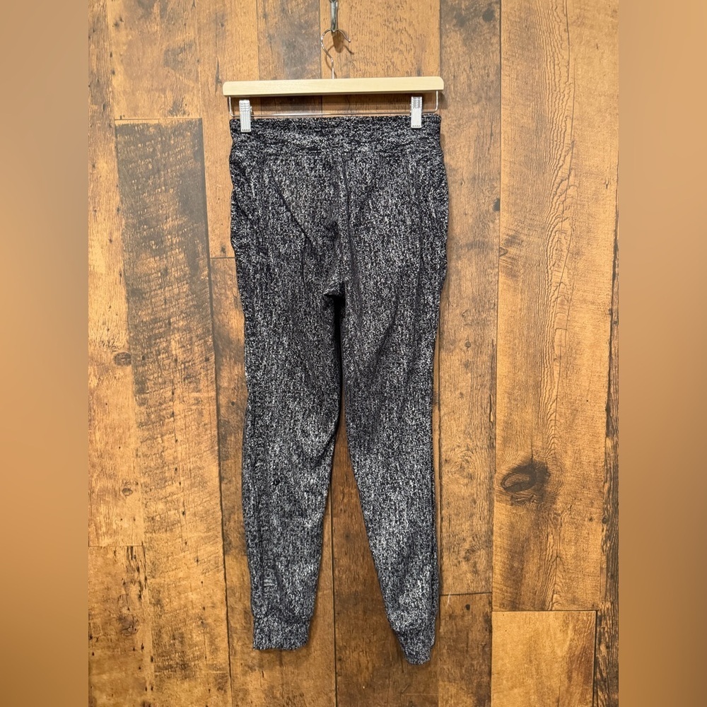 Lululemon Ready To Rulu Pant 29"
Reconnect Jacquard Luon White Black sz 4 EUC - Picture 3 of 5